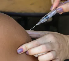 Imagem ilustrativa da imagem Rio recebe vacina da Pfizer e volta a imunizar grávidas com comorbidades