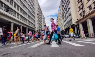 Imagem ilustrativa da imagem Brasil tem queda de quase 90% no número de óbitos por Covid-19