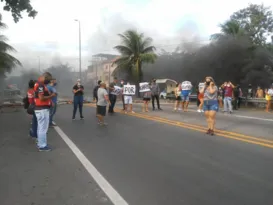 Imagem ilustrativa da imagem Protesto provoca interdições na BR-101 em Campos