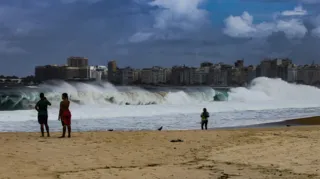 Imagem ilustrativa da imagem Formação de ciclone muda paisagem nas praias do Rio e alerta ressaca