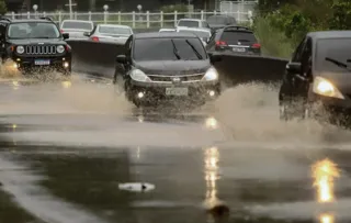 Imagem ilustrativa da imagem Chuva provoca caos no trânsito em Niterói e São Gonçalo