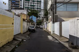 Imagem ilustrativa da imagem Passageira pula de carro em movimento para fugir de motorista em Niterói