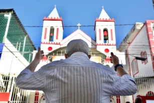 Imagem ilustrativa da imagem Dia de São Jorge: fiéis fazem oração no portão da igreja