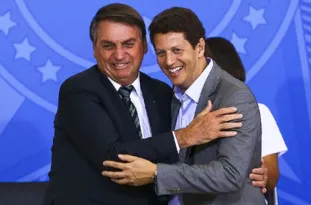 Imagem ilustrativa da imagem Bolsonaristas declaram apoio a Salles: 'Melhor ministro do Meio Ambiente'