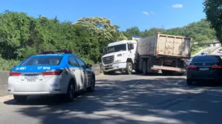 Imagem ilustrativa da imagem Caminhão interdita via na RJ-106 em São Gonçalo