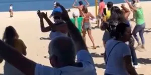 Imagem ilustrativa da imagem Manifestantes ignoram regras e 'invadem' praia em Niterói