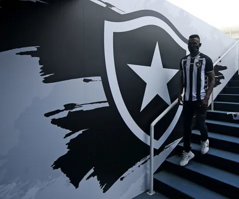 Imagem ilustrativa da imagem Botafogo oficializa saída de Salomon Kalou