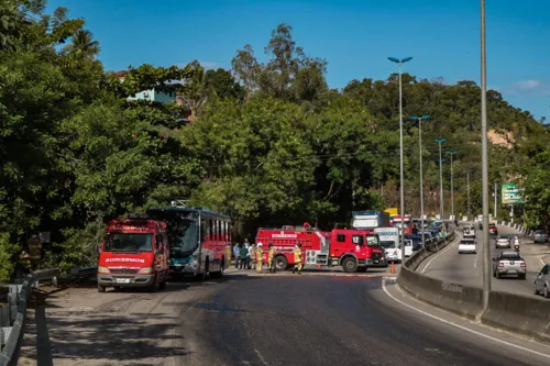 Imagem ilustrativa da imagem Vazamento de combustível fecha a RJ-104 em Niterói