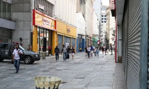 Comércio fechado na região central durante a fase vermelha da epidemia de covid-19 na capital.