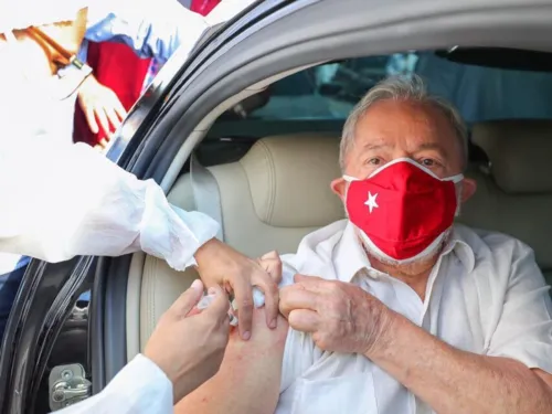 Imagem ilustrativa da imagem Lula toma segunda dose da vacina contra Covid-19