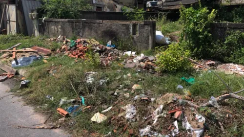 Imagem ilustrativa da imagem Terreno abandonado vira depósito de lixo em São Gonçalo