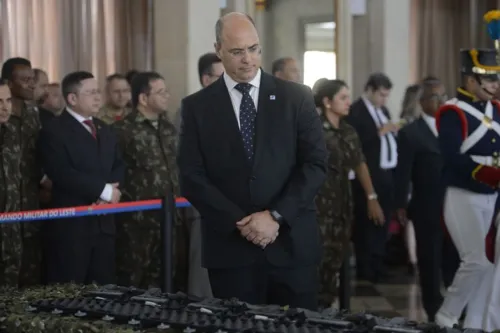 O governador Wilson Witzel entrega às Polícias Militar e Civil, ao Corpo de Bombeiros e à Secretaria de Estado de Administração Penitenciária pistolas Glock de calibre .40, adquiridas com recursos federais durante o período da Intervenção Federal na Segurança Pública do Estado.