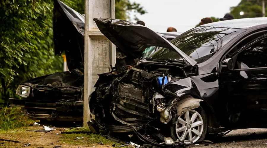 Imagem ilustrativa da imagem Motorista tenta desviar de cachorro e causa acidente em Niterói