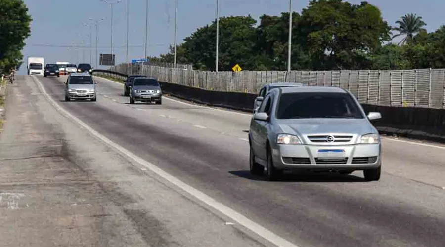 Imagem ilustrativa da imagem Quatro veículos roubados em arrastão na BR-101 em São Gonçalo