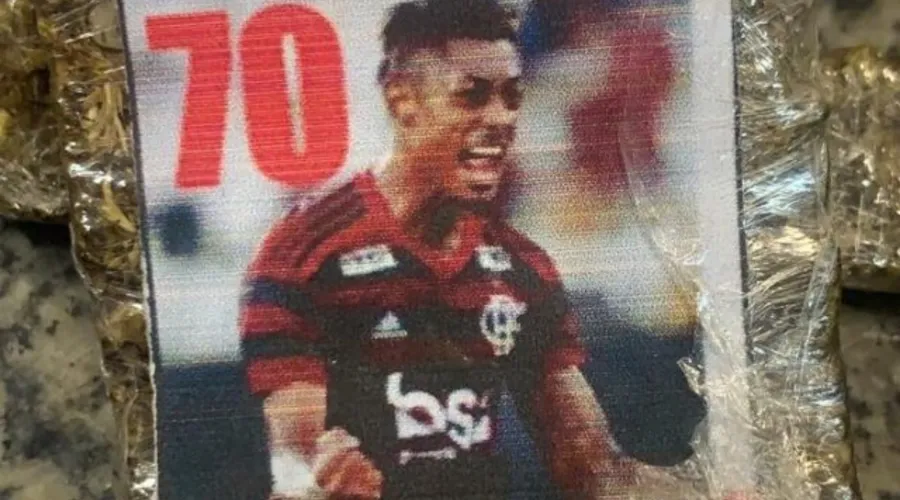 Imagem ilustrativa da imagem Craque do Flamengo estampado em drogas vendidas na Zona Sul de Niterói