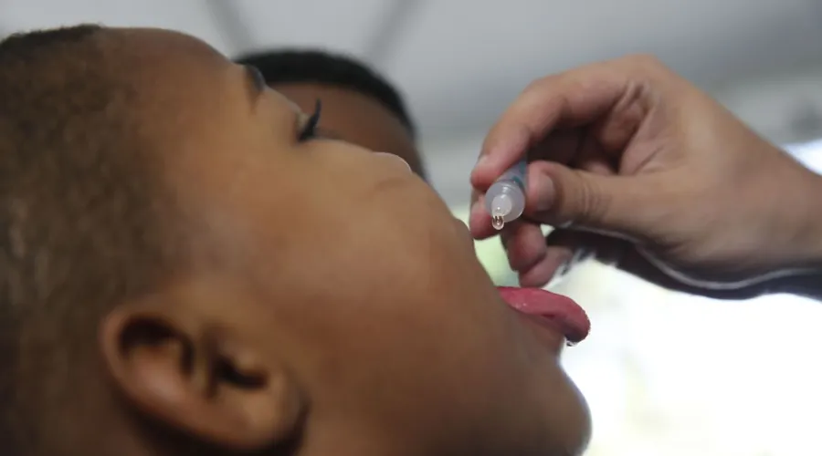 Crianças são imunizadas na tenda de vacinação instalada na Quinta da Boa Vista para a campanha contra a poliomielite e o sarampo, prorrogada até o dia 22/09 no estado do Rio de Janeiro.