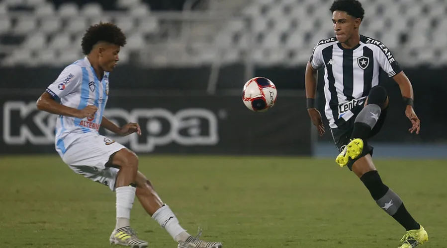 Imagem ilustrativa da imagem Gigante brasileiro faz oferta milionária por lateral-esquerdo do Botafogo