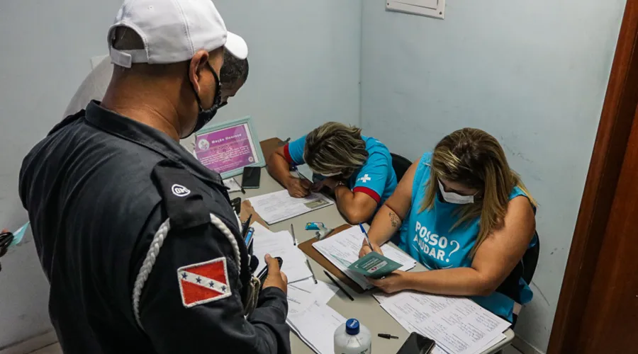 Imagem ilustrativa da imagem Maricá vacina guardas, agentes da Defesa Civil e bombeiros da cidade