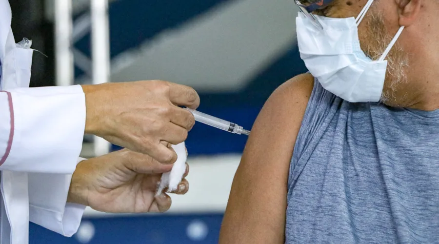 Imagem ilustrativa da imagem Rio abre vacinação para toda população da cidade com 59 anos
