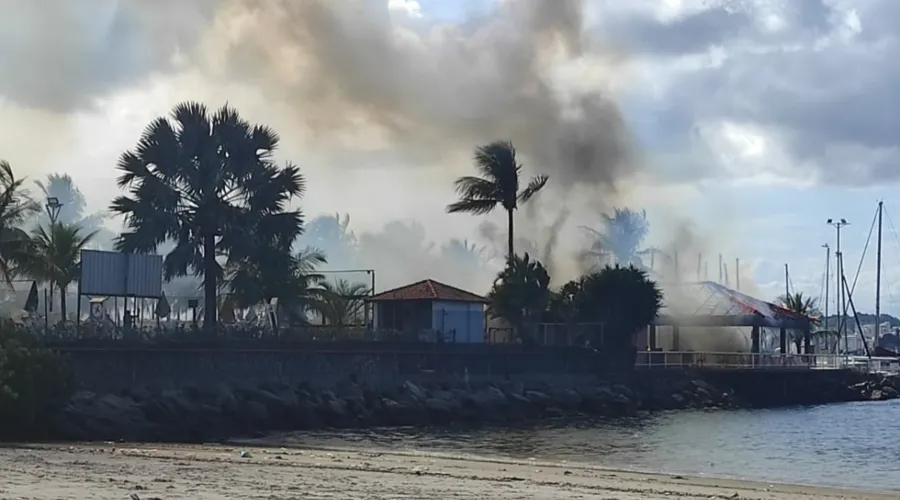 Imagem ilustrativa da imagem Incêndio no Clube Naval de Charitas em Niterói