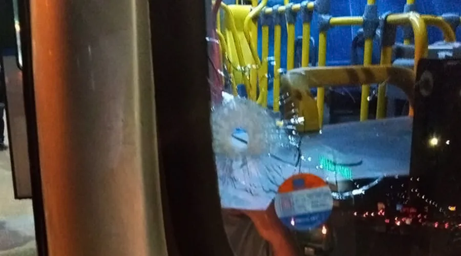 Imagem ilustrativa da imagem O pânico do trabalhador em tiroteio dentro de ônibus lotado em Niterói