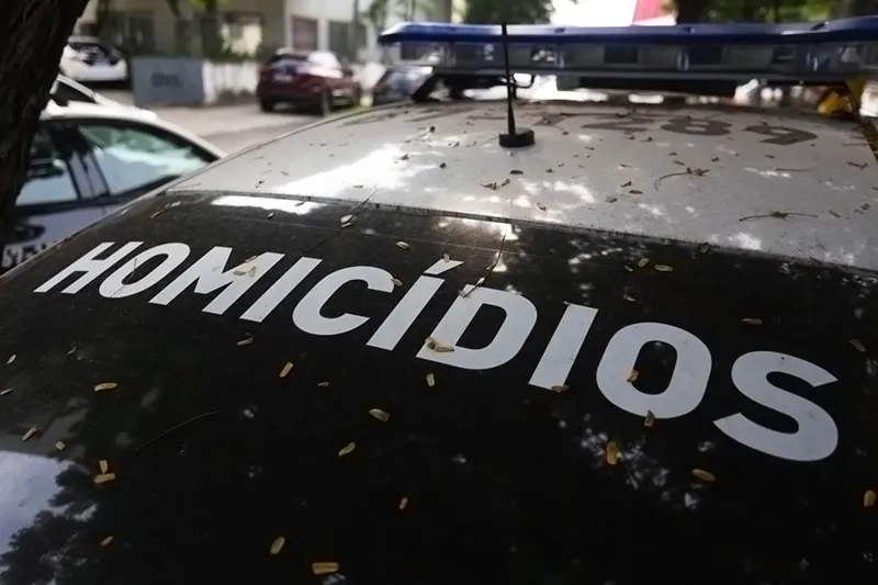 Imagem ilustrativa da imagem Miliciano acusado matar homem em bar é preso no Rio