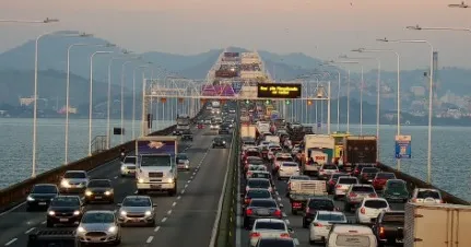 Imagem ilustrativa da imagem Colisão complica trânsito na Ponte Rio Niterói