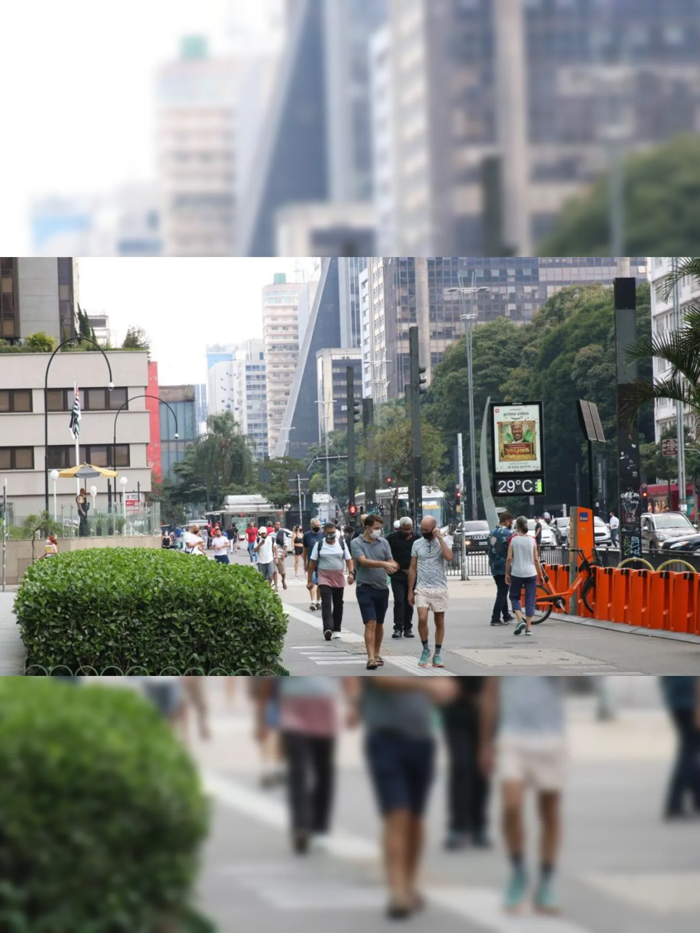 São Paulo - Movimento de pessoas na Avenida Paulista durante a fase vermelha da pandemia de covid-19 na capital.