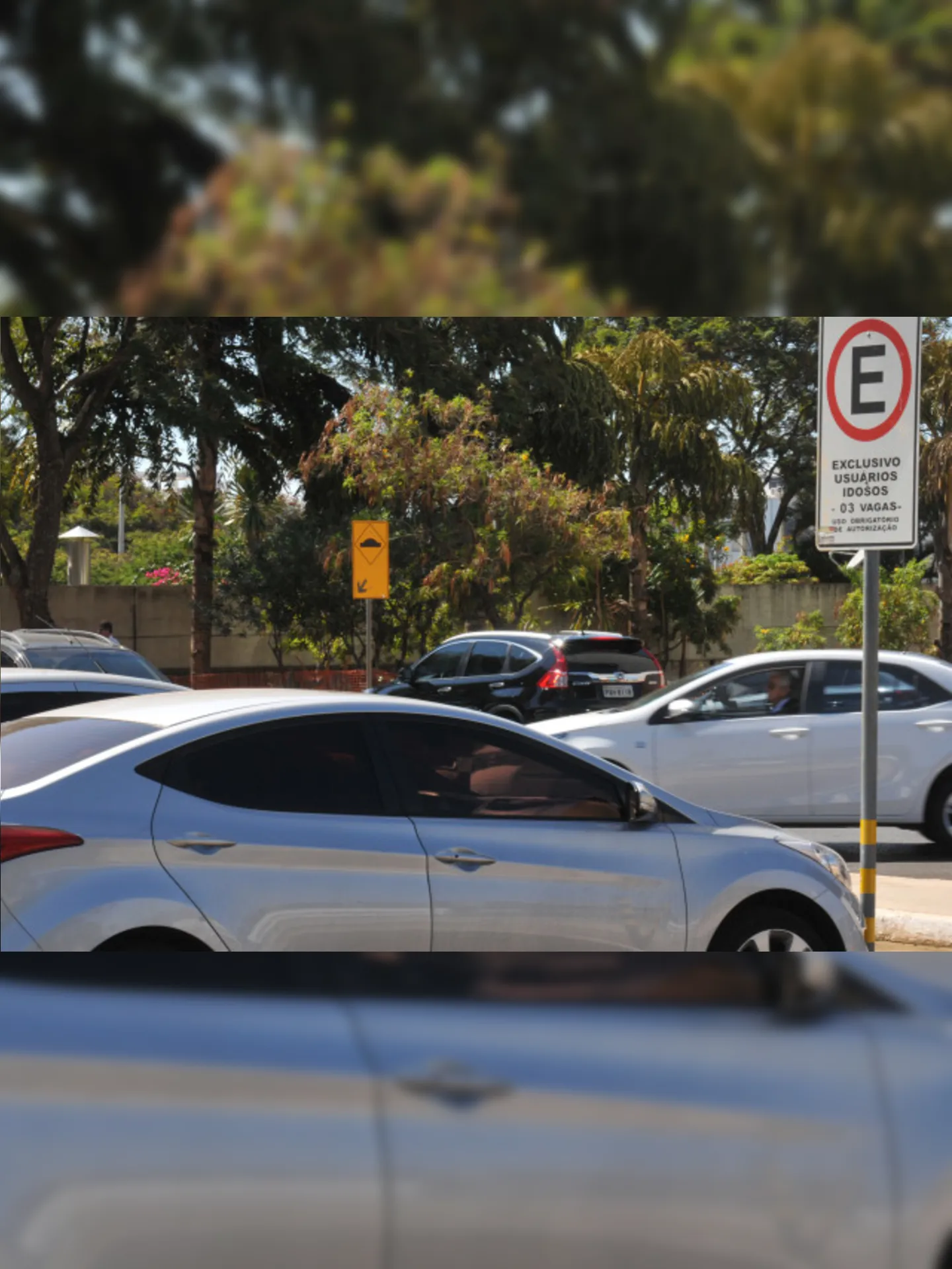 Imagem ilustrativa da imagem Projeto reduz de grave para média a infração por estacionar sobre faixa
