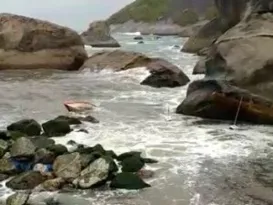 Imagem ilustrativa da imagem Barco é 'engolido' por onda e pescador fica ferido em Maricá