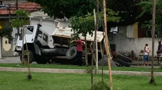 Imagem ilustrativa da imagem Caminhão de material de construção tomba e complica trânsito em Niterói
