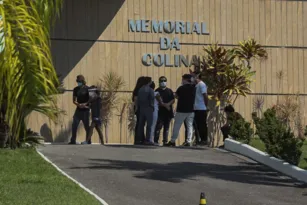 Imagem ilustrativa da imagem Familiares e amigos se despedem de Paulo Gustavo em Niterói