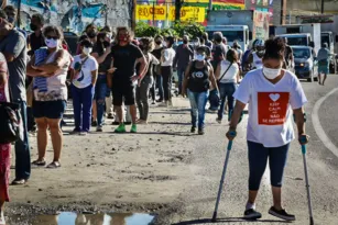 Imagem ilustrativa da imagem Manhã de fila e revolta para vacinação no Rio do Ouro em São Gonçalo