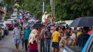 Imagem ilustrativa da imagem Vacinação em Maricá é suspensa nesta quarta após mais um dia de caos com filas