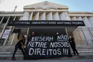 Imagem ilustrativa da imagem Funcionários da saúde do Hospital Antonio Pedro protestam contra corte salarial
