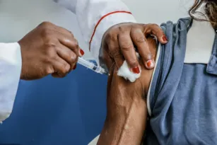 Imagem ilustrativa da imagem Covid-19: pessoas com comorbidades são vacinadas em Itaboraí