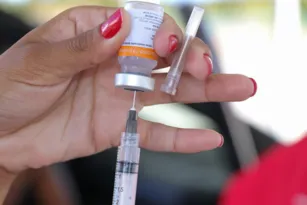 Imagem ilustrativa da imagem Vacinação contra Covid-19 suspensa em Saquarema por falta de doses