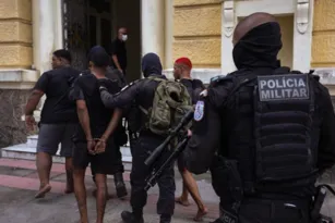 Imagem ilustrativa da imagem Sem saída: trio armado com fuzil tenta fugir, mas cai na armadilha da PM em Niterói