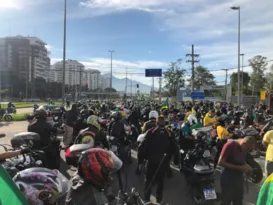 Imagem ilustrativa da imagem Bolsonaro inicia passeio de moto com apoiadores no Rio