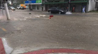 Imagem ilustrativa da imagem Chuva passageira e alagamentos constantes em Niterói