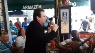 Imagem ilustrativa da imagem Vídeo de Paes cantando em bar no Rio viraliza e prefeito se desculpa