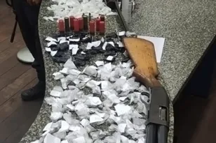 Imagem ilustrativa da imagem Dupla com espingardas troca tiros com a polícia e acaba presa em Niterói