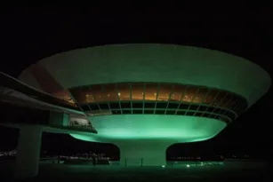 Imagem ilustrativa da imagem MAC de Niterói iluminado de verde pelo Dia da Defensoria Pública