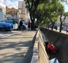 Imagem ilustrativa da imagem Criminoso rouba carro de família, cai dentro de canal e acaba preso em Niterói