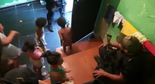 Imagem ilustrativa da imagem Vídeo: Em meio à guerra no Jacarezinho policial distrai crianças