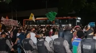 Imagem ilustrativa da imagem Noite de protestos na Zona Norte do Rio após mortes em ação no Jacarezinho