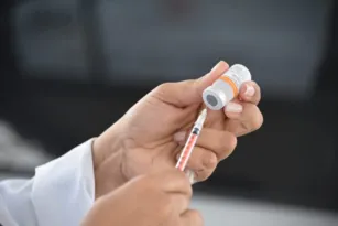 Imagem ilustrativa da imagem Vacinação contra Covid-19 terá agendamento por aplicativo em Niterói