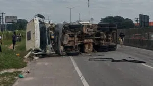 Imagem ilustrativa da imagem Carreta tomba e causa retenção de quase 10 km na BR-101, em São Gonçalo