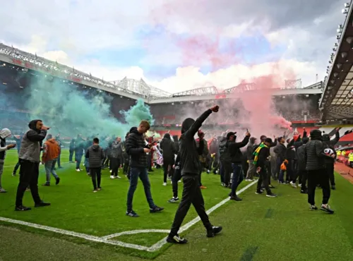 Imagem ilustrativa da imagem Torcedores impedem realização de clássico decisivo na Premier League