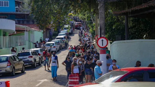 Imagem ilustrativa da imagem Fila gigante e moradores dormindo na rua na luta por vacina em Maricá